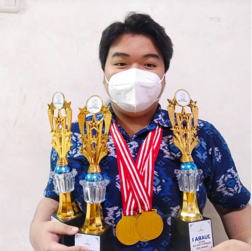 Rendy Hermawan Wijaya dari SMAN 78 Raih Juara 1 dan Medali Emas dalam Divya English Competition 3.0